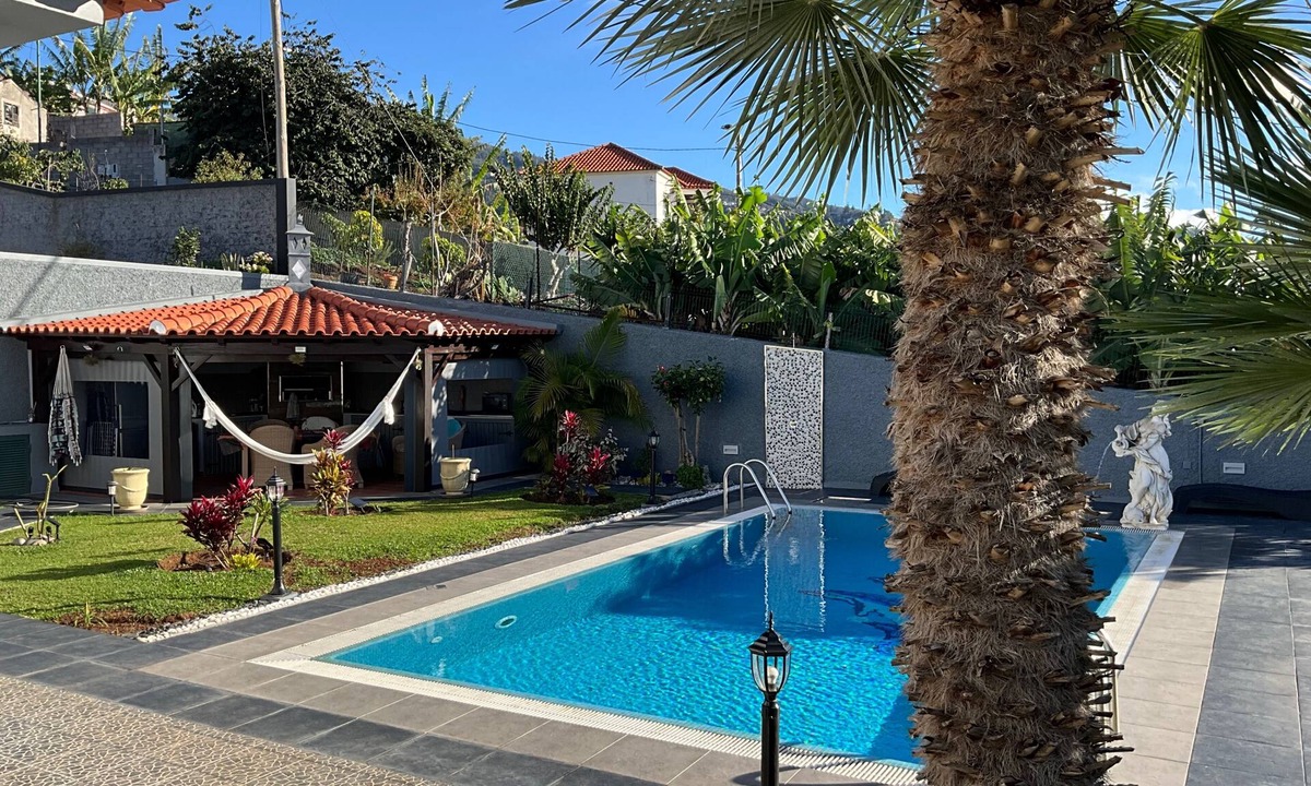 Sao Roque Apartment | Modern Apartment Sleeps2 w/Pool in Funchal