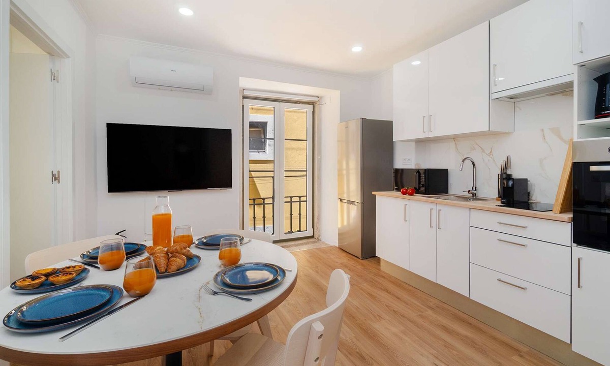 Sao Cristovao e Sao Lourenco Apartment | Modern Comfort Meets Old Lisbon Charm
