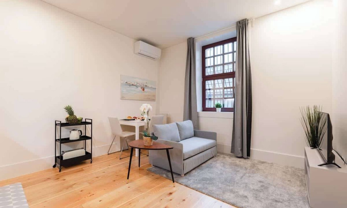 Oliveira do Castelo Apartment | Modern & Cozy Flat by HostWise