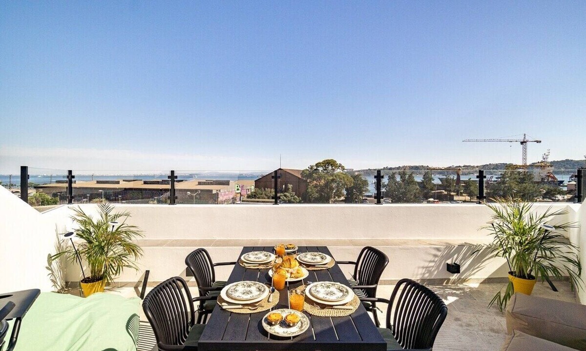 Santos Apartment | Modern Flat, Near Tagus Perfect For Weekday Stays
