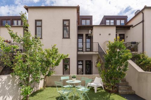 Cedofeita Apartment | Modern Flat with Terrace & Garage by HostWise