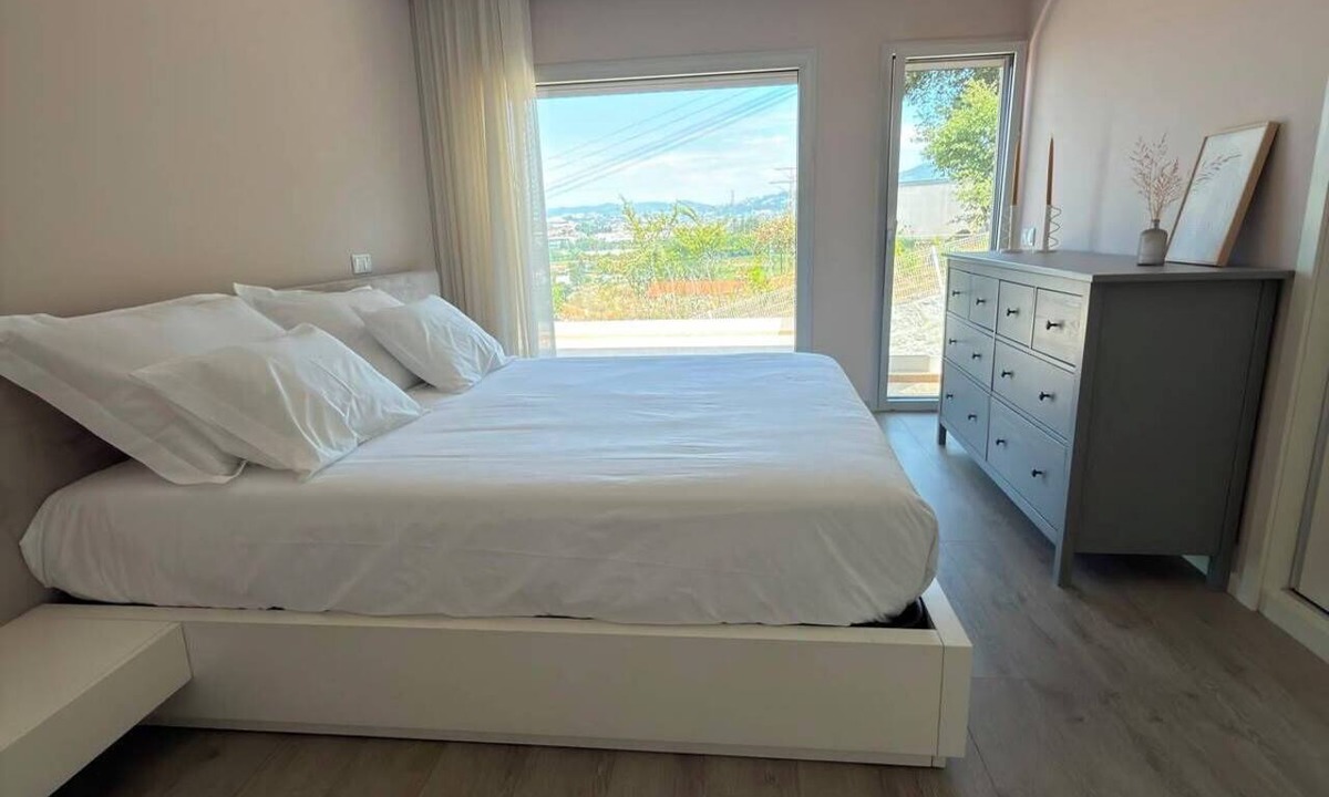 Pevidem House | Modern house with a garden, a view, and room for 7 guests
