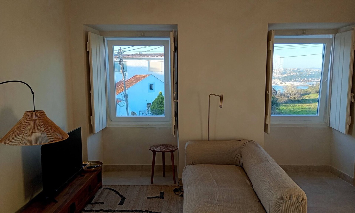 Trafaria Apartment | Modern Private Studio | Ocean View & Rooftop