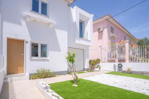 Olivais Villa | Modern Villa with Garden and Private Parking