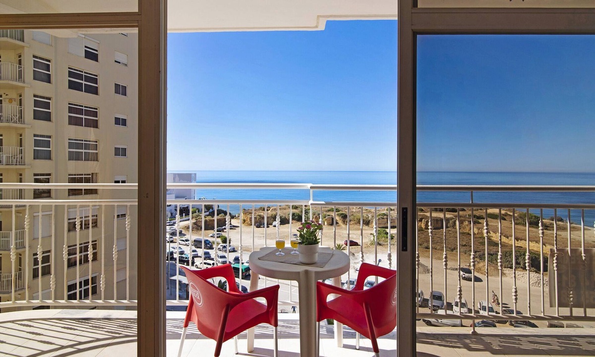 Armacao de Pera Apartment | Nau Bérrio 5ºD Apartment – Sea View, A/C, Wi-Fi, Garden & Balcony