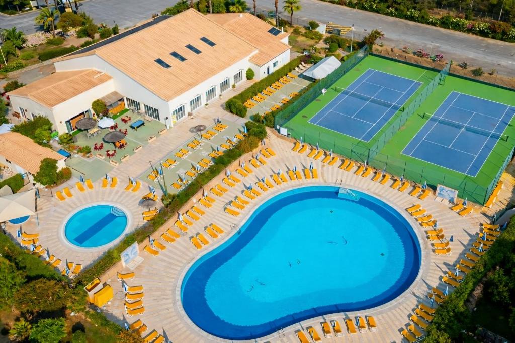 Portimao Apartment | Oasis Parque Ground Floor Apartment with Pools, Jacuzzi & Tennis Portimao