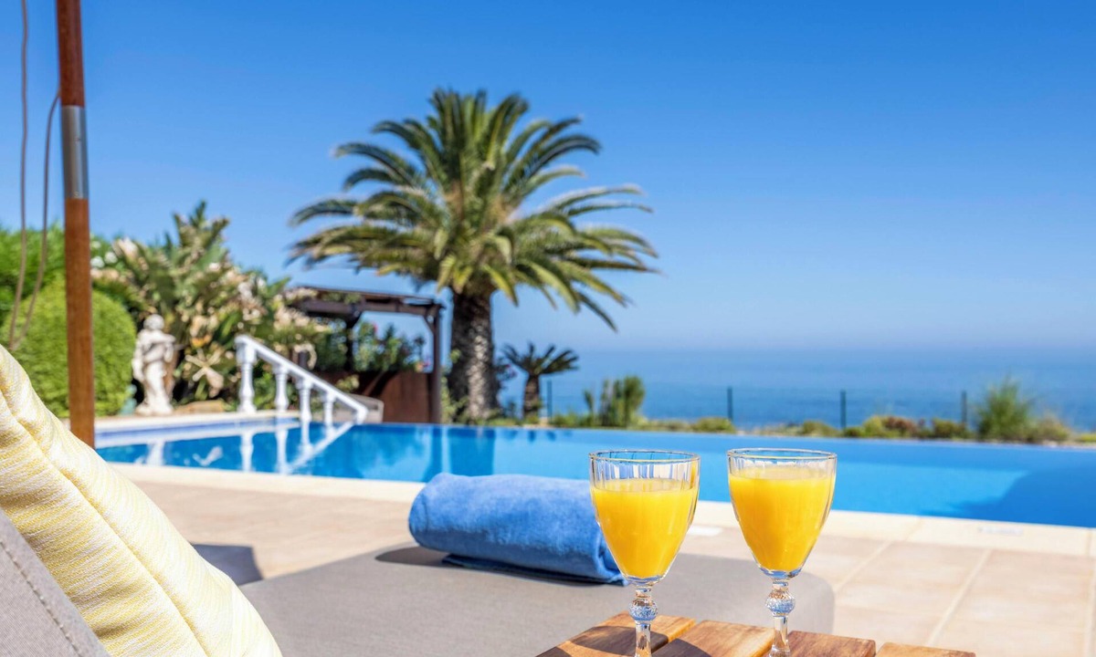 Luz Villa | Oceanfront Luxury Villa with Heatable Infinity Pool & Breathtaking Ocean Views