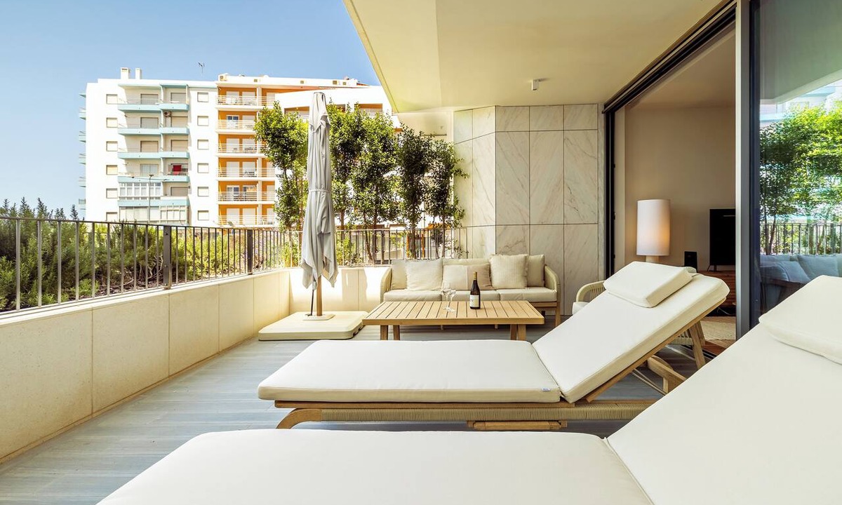 Armacao de Pera Apartment | One-bedroom apartment in Bayline, Armação de Pêra, for a maximum of 2 guests. Includes AC, Wi-Fi, equipped kitchen, private parking, pool, spa and gym. Sofa bed for 2 guests, ideal for 2 children. Short walk to the beach and promenade.