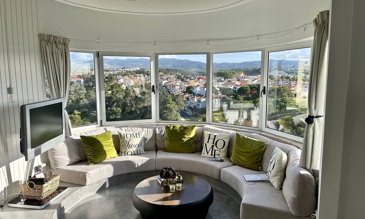 Cascais Condo | One bedroom plus extra room spacious apartment in Cascais center, mountain view