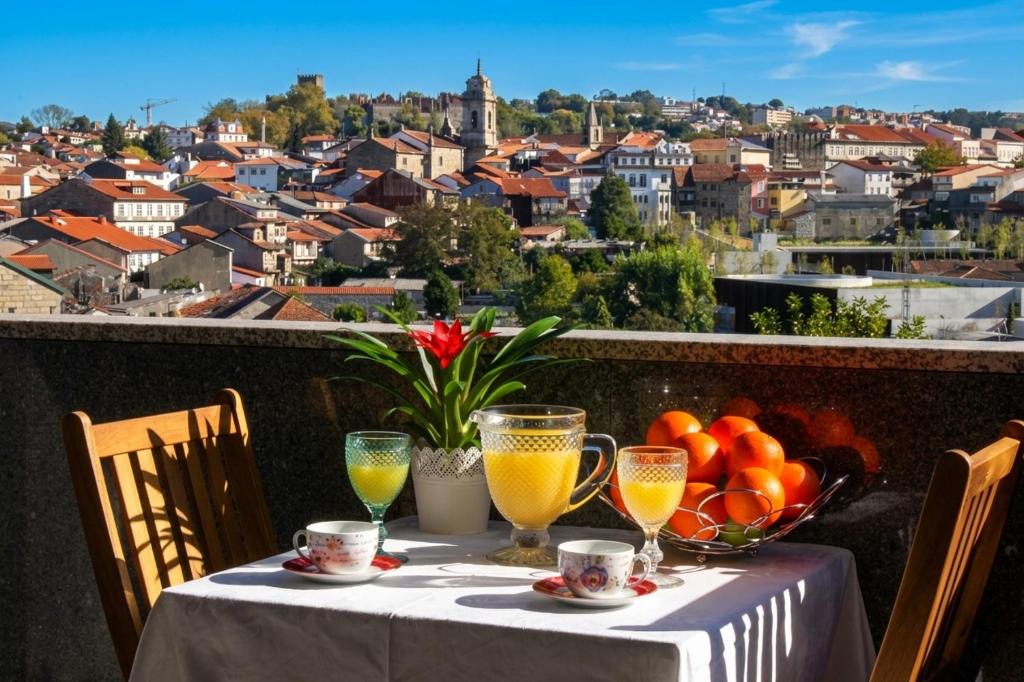 Creixomil Apartment | Panoramic City View Apartment - Guimarães