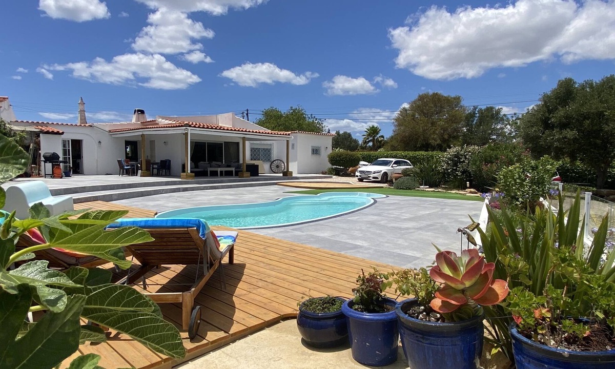 Almancil Villa | Peaceful villa edge of Almancil
