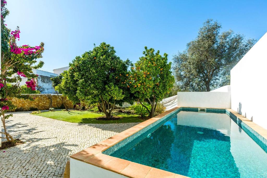 Pera Villa | Pêra Vintage Villa With Pool by Homing