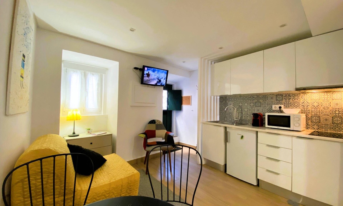 Alfama Apartment | Perfect for 2 Studio in iconic Graça. Wifi, Tram28