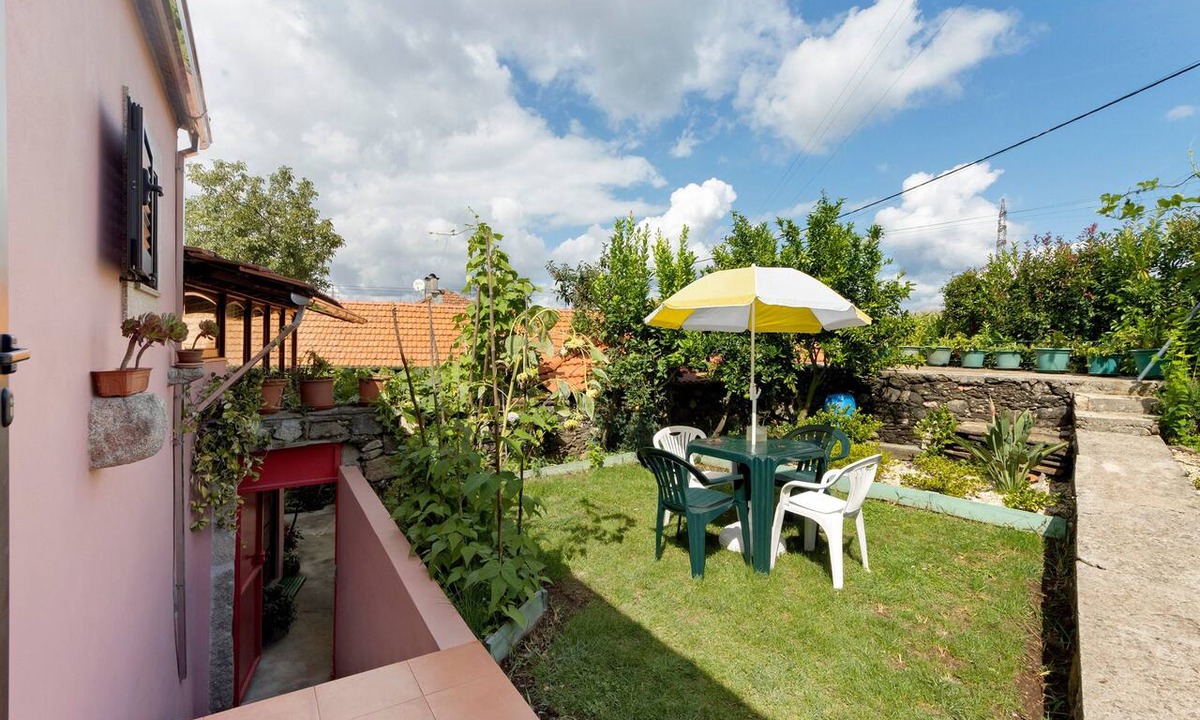 Arouca House | Pêssego - Al Apartment with Mountain View, Wi-Fi, and Air Conditioning