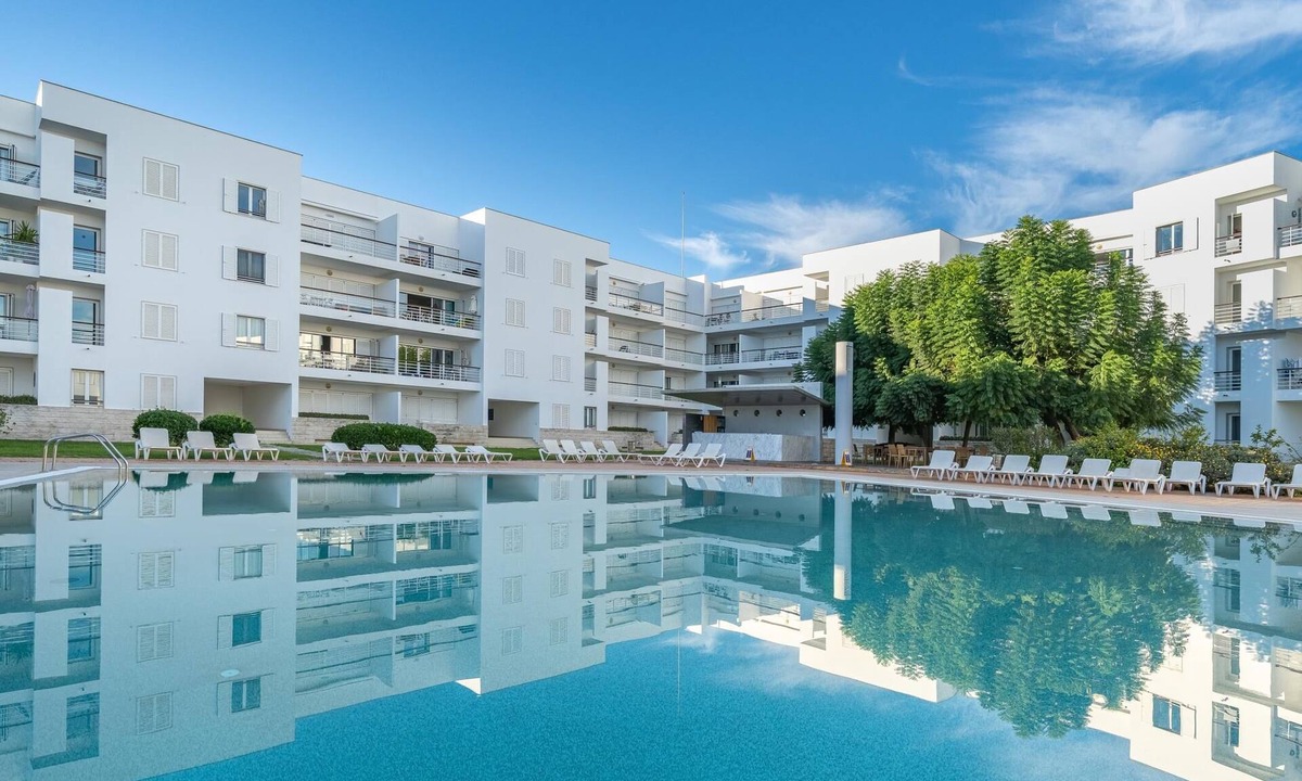 Telheiro Apartment | Pool-view apartment in marina