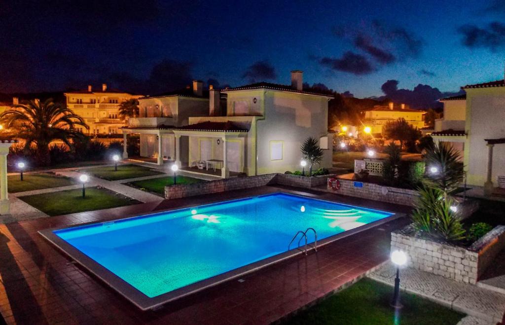 Praia del Rei Apartment | Praia Del Rei Pool View