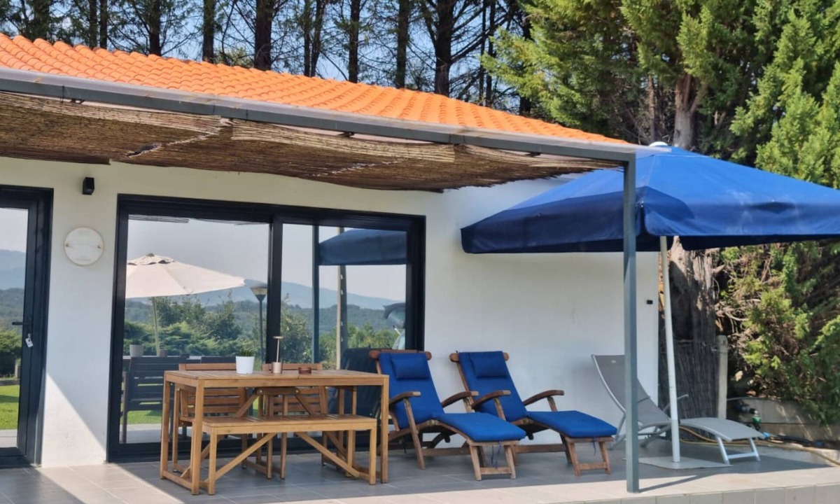 Peso Apartment | Premium 30 m² suite for up to 4 guests, with private bathroom, kitchenette and mezzanine. Nespresso, Marshall sound system and robes. Shared seasonal pool, garden and outdoor areas. Free gated parking. Pets: €7/night.