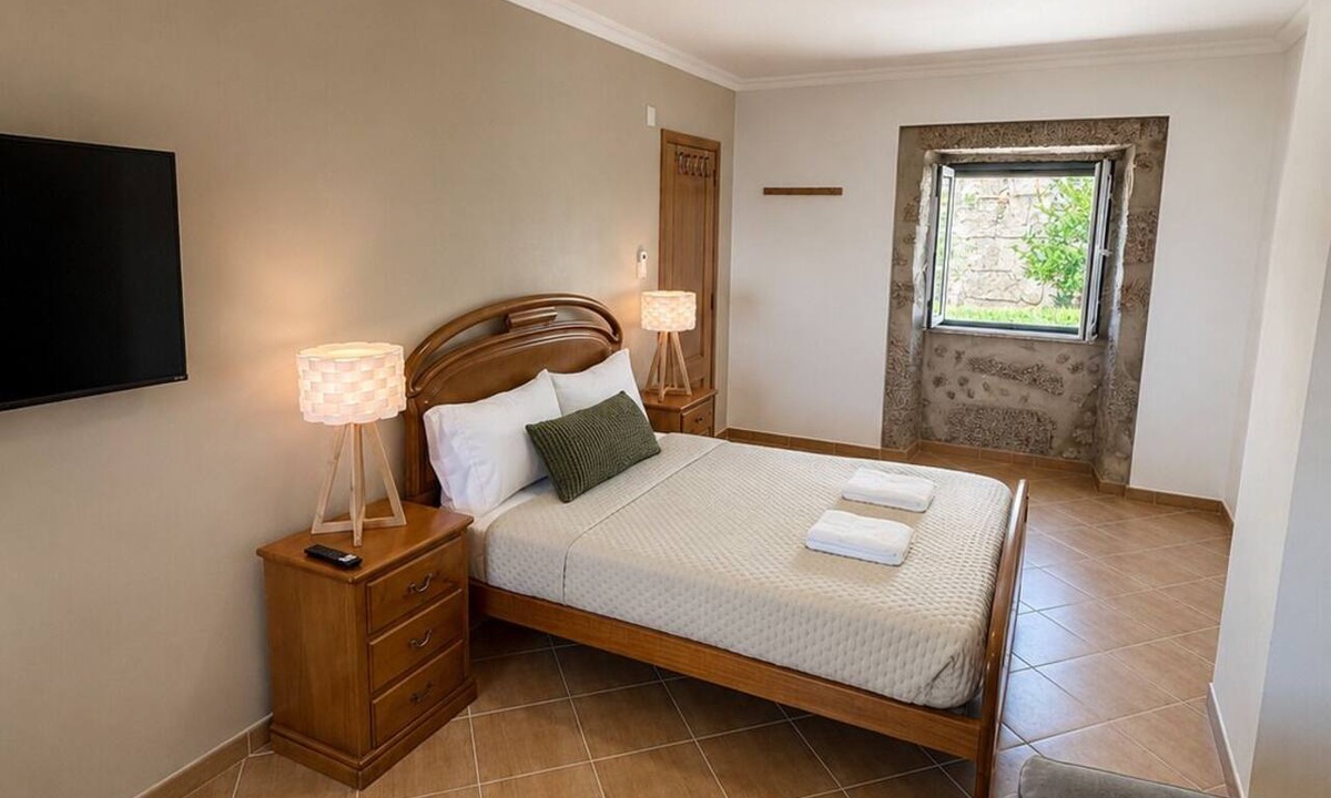 Canhoso House | Private 3-Bedroom Home in a Shared House