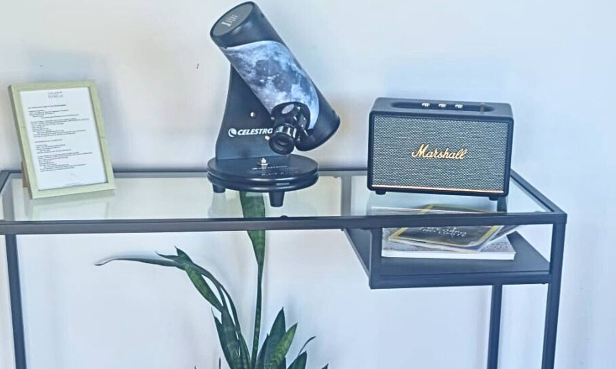 Peso Apartment | Private 30 m² suite for up to 4 guests, with queen bed, mezzanine, bathroom and kitchenette. Nespresso, Marshall sound system and robes. Shared seasonal pool, garden, fire pit and telescope. Free gated parking. Pets: €7/night.