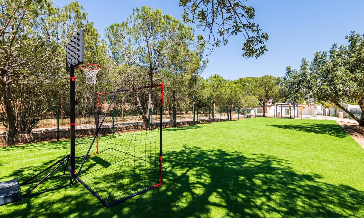 Escanxinhas House | Private complex in Vale do Lobo with a soccer field that can accommodate 51 people