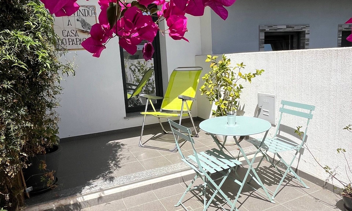 Setubal Apartment | Private Suite Papagaio – Terrace, Garden & Private Entrance