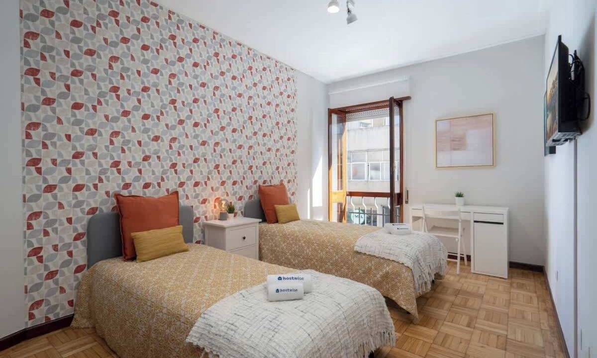 Cedofeita Apartment | Prized Spacious Flat | Balcony by HostWise