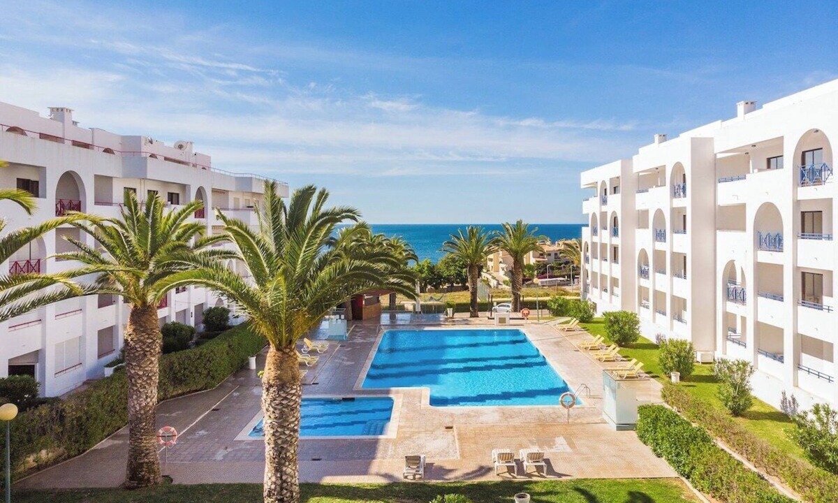 Alporchinhos Apartment | Quinta das Palmeiras Pool & Beach Stay