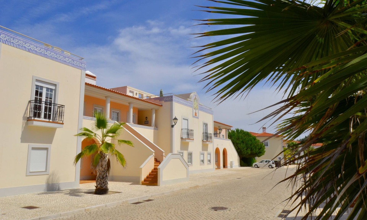 Praia del Rei Condo | Red House
