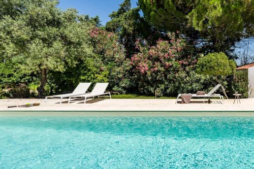 Sao Simao Villa | Relax in Style - Prime Spot with Garden & Natural Pool