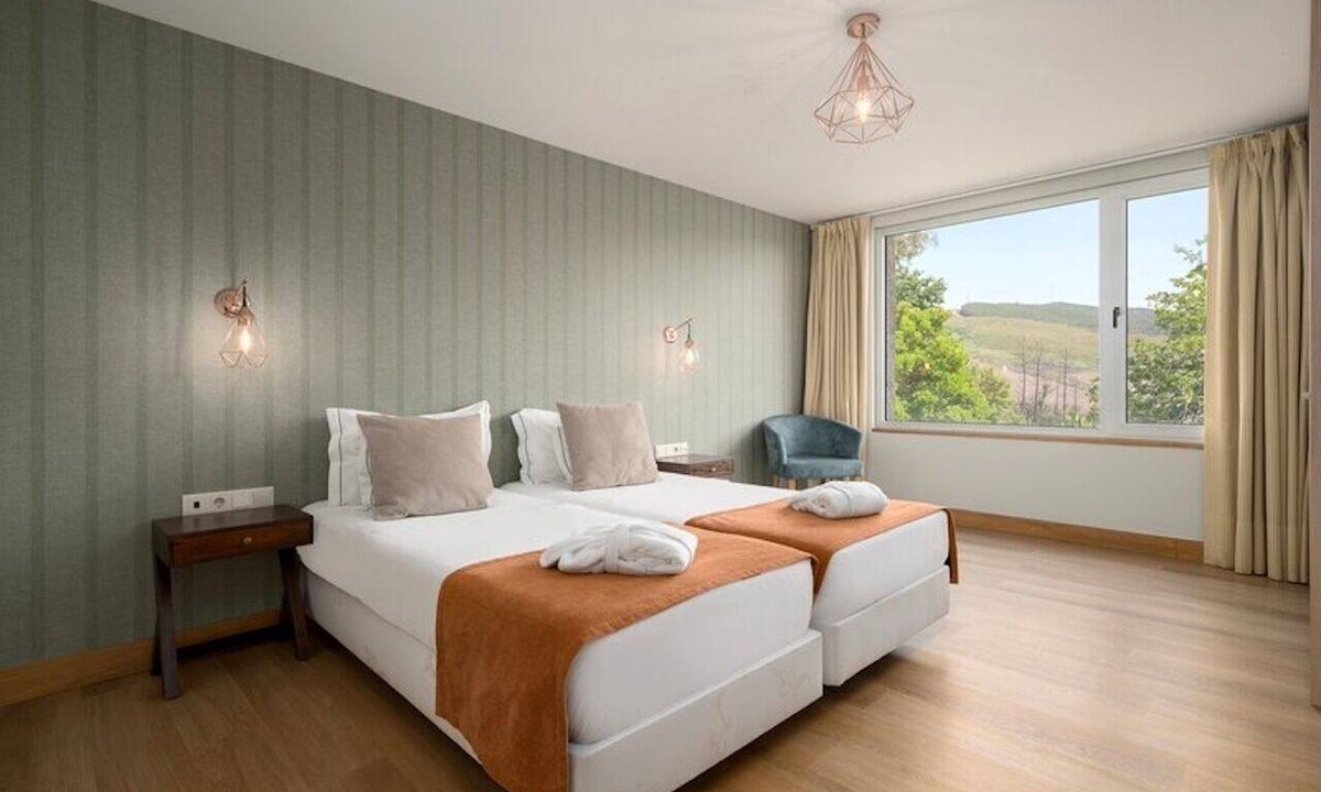 Molares Villa | Relaxing Mountain View Mid Century Vibe Stay | Free Parking + Onsite Pool
