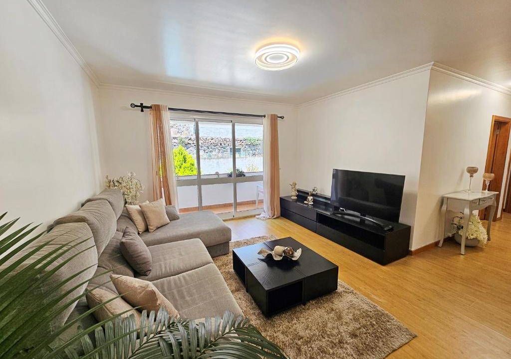 Estreito de Camara de Lobos Apartment | Ribeiro Real Apartment by Rentallido