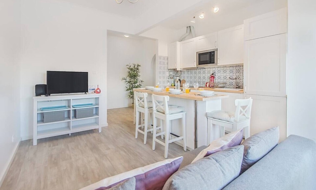 Sao Joao de Deus Apartment | Roma Cozy Flat with Balcony