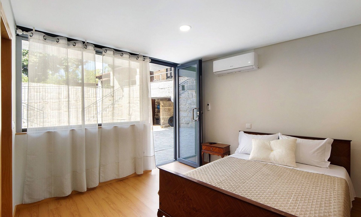 Rossas Apartment | Room 1 with private bathroom, Wi-Fi and air conditioning