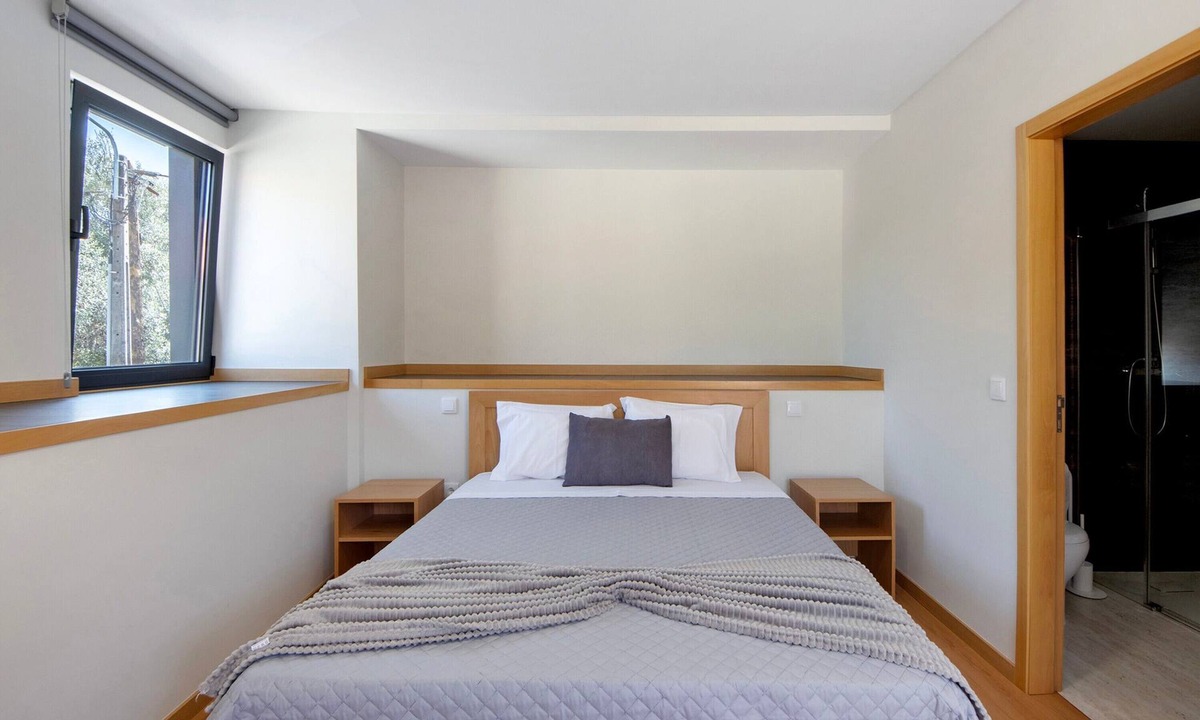 Rossas Apartment | Room 4 with private bathroom, Wi-Fi and air conditioning