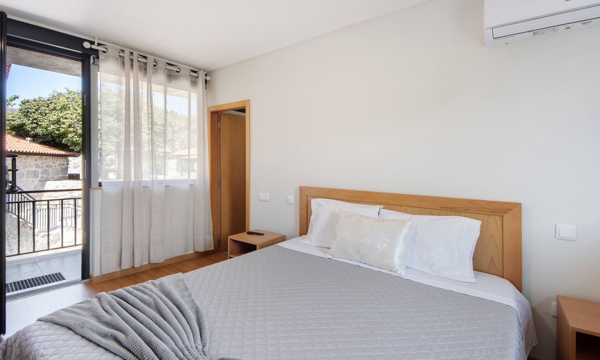 Rossas Apartment | Room 5 with private bathroom, Wi-Fi, and air conditioning