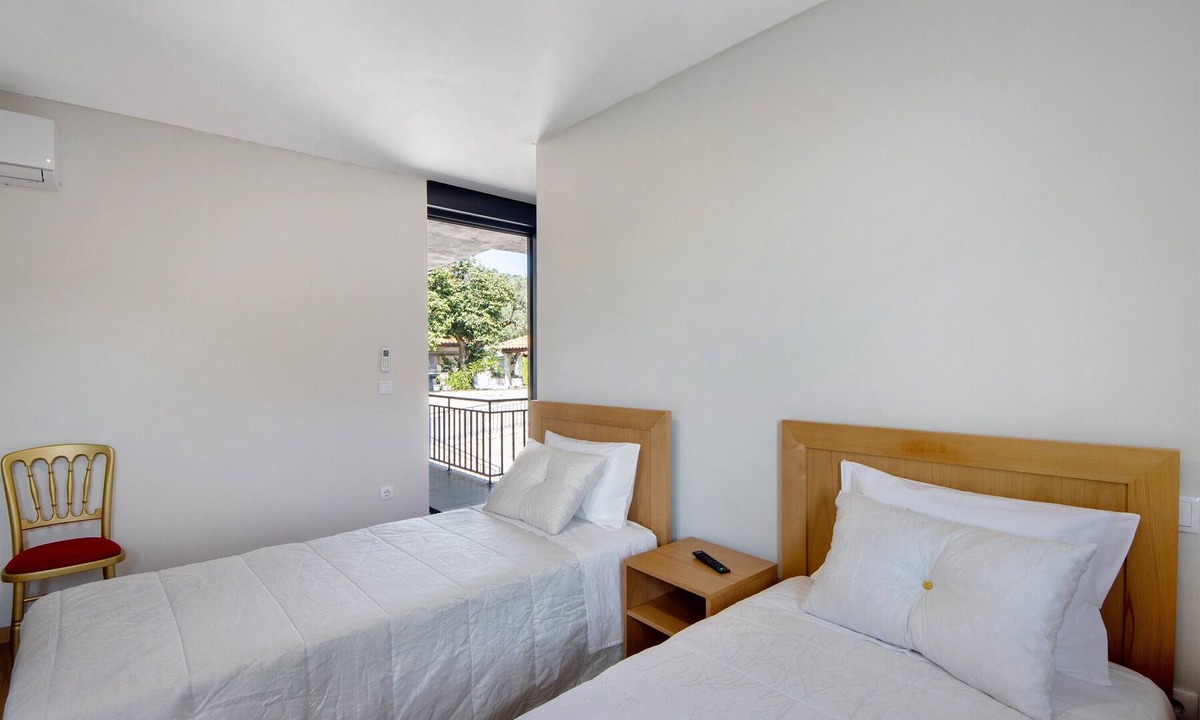Rossas Apartment | Room 6 with private bathroom, Wi-Fi and air conditioning