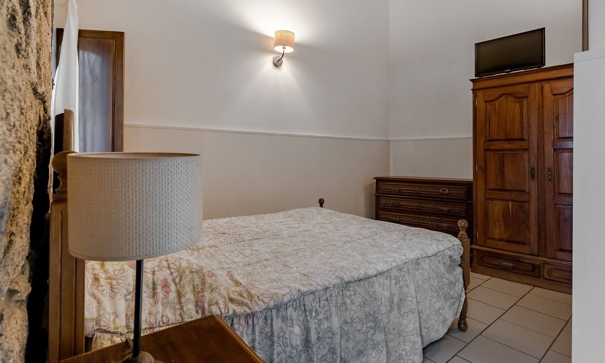 Vila do Conde Apartment | Room 'Casa Do Caldas - Room 5' with Shared Pool, Shared Terrace and Wi-Fi