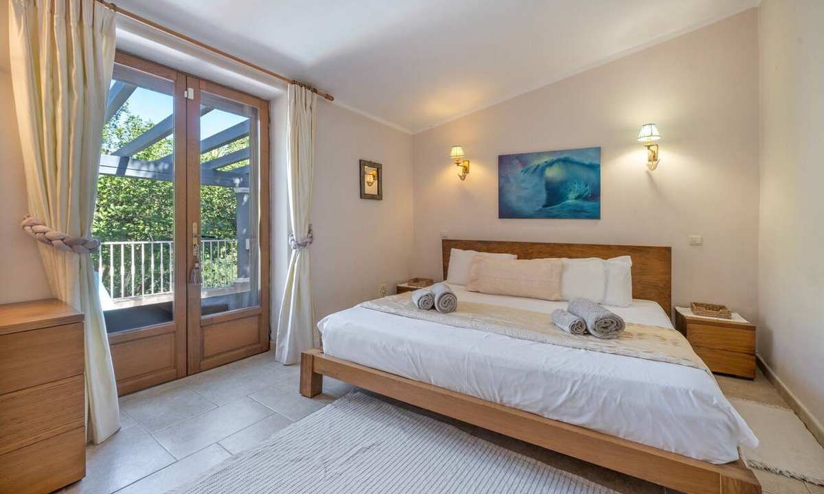 Cerro do Mocho Apartment | Room 'Garden View - Master Suite Extra Large King Bed, Ensuite Bathroom with Shared Garden/Pool.