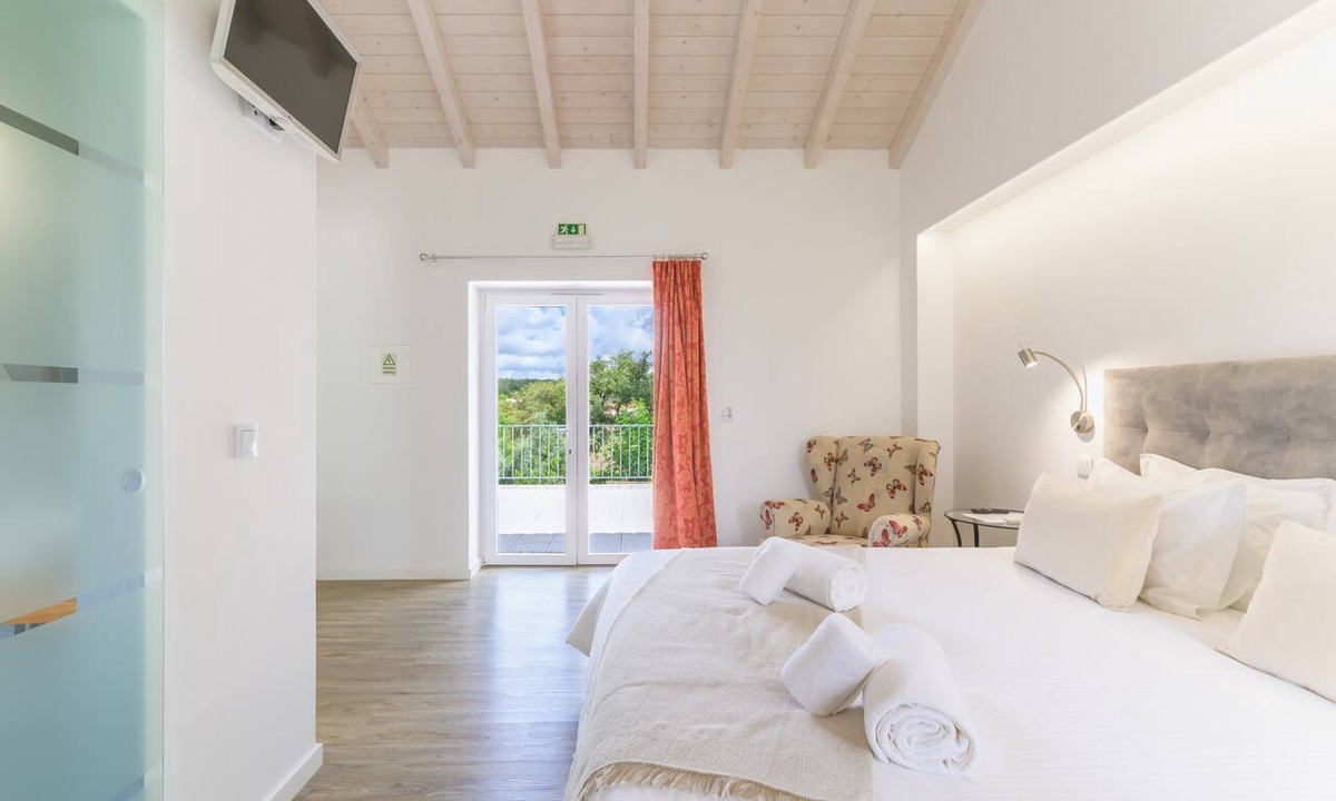 Sao Luis Apartment | Room 'Monte Do Sol 1' with Mountain View, Wi-Fi and Air Conditioning