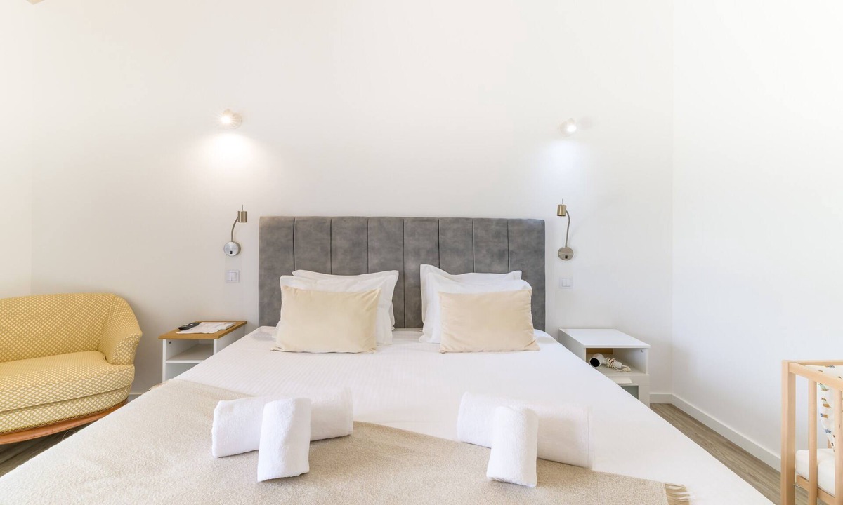 Sao Luis Apartment | Room 'Monte Do Sol 3' with Mountain View, Wi-Fi and Air Conditioning