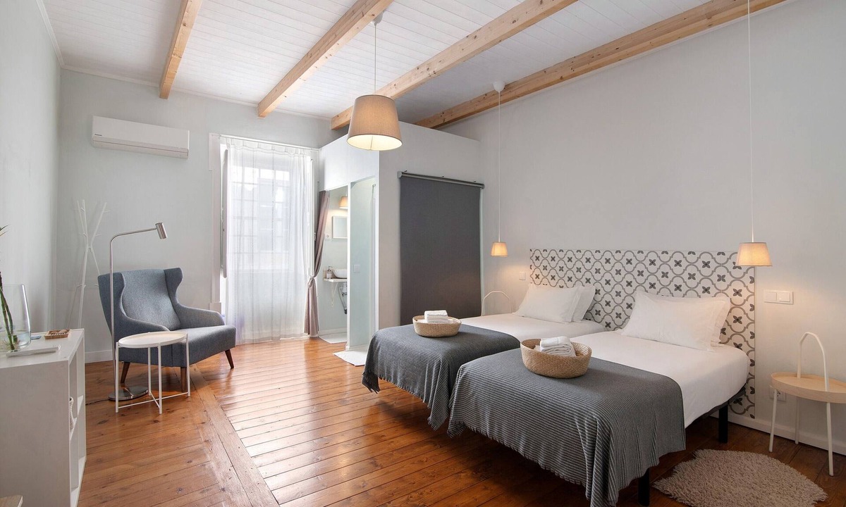 Faro City Centre Apartment | Room 'Quarto 7' with Shared Terrace, Wi-Fi and Air Conditioning
