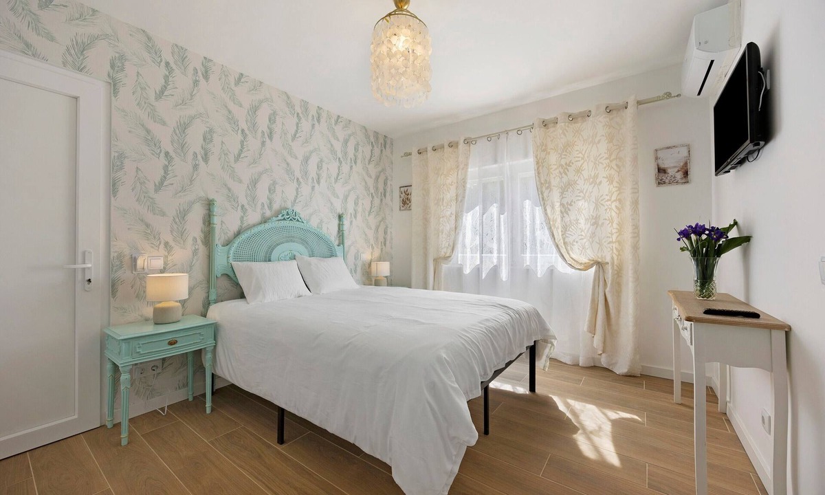 Montes de Alvor Apartment | Room 'Refúgio - Standard' with Shared Pool, Wi-Fi and Air Conditioning