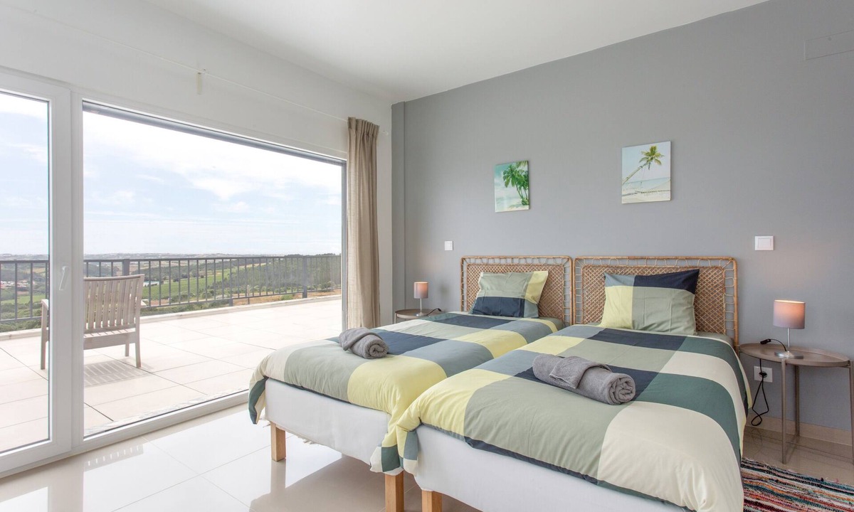 Lourinha Apartment | Room 'Sapphire' with Shared Pool, Shared Terrace and Wi-Fi