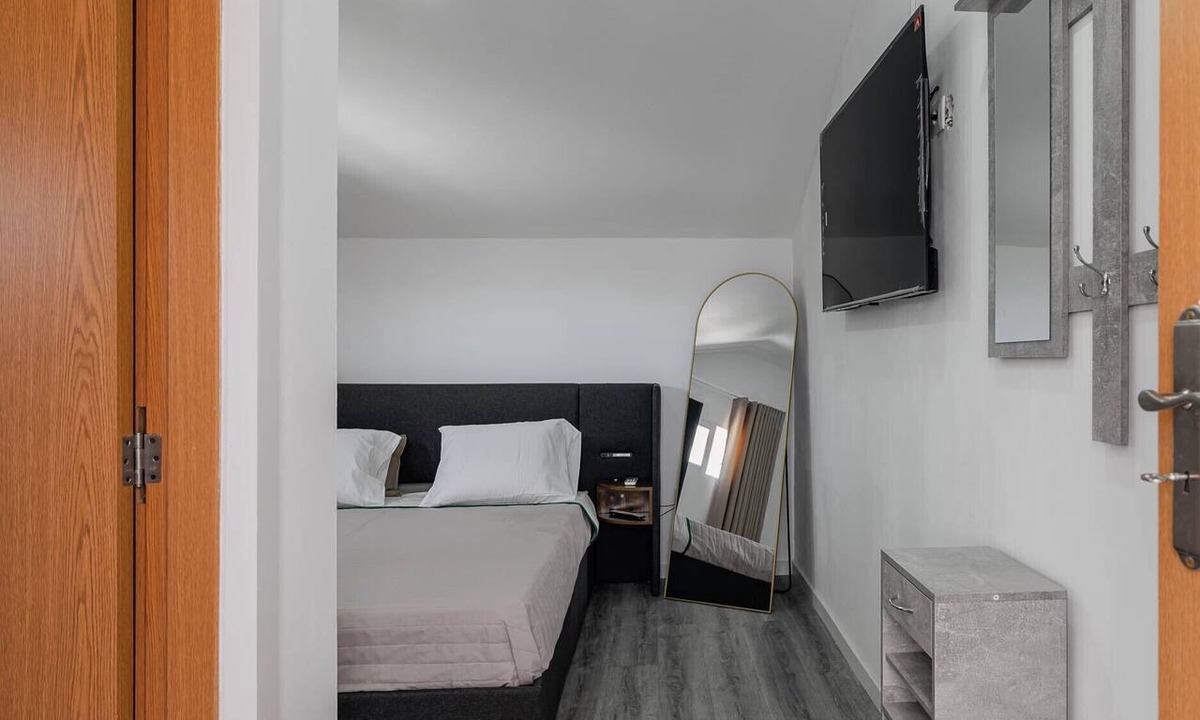 Tomar Apartment | Room 'Suite King 1' with Mountain View, Shared Pool and Wi-Fi