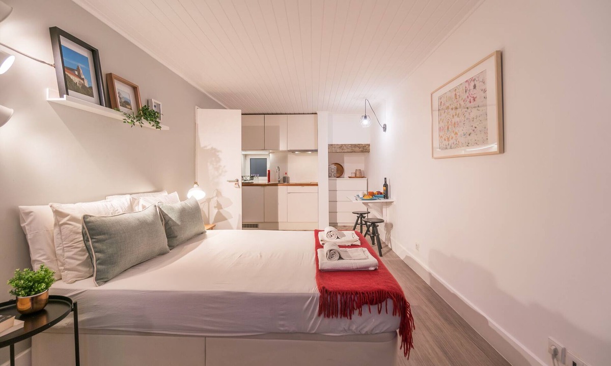 Merces House | Rose 7 Studio Apartment