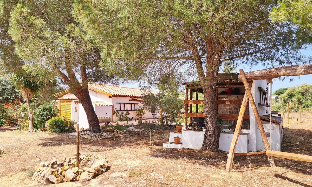 Colegio House | Rural Retreat near Lagos – Private Garden – Family Friendly – Pet Friendly
