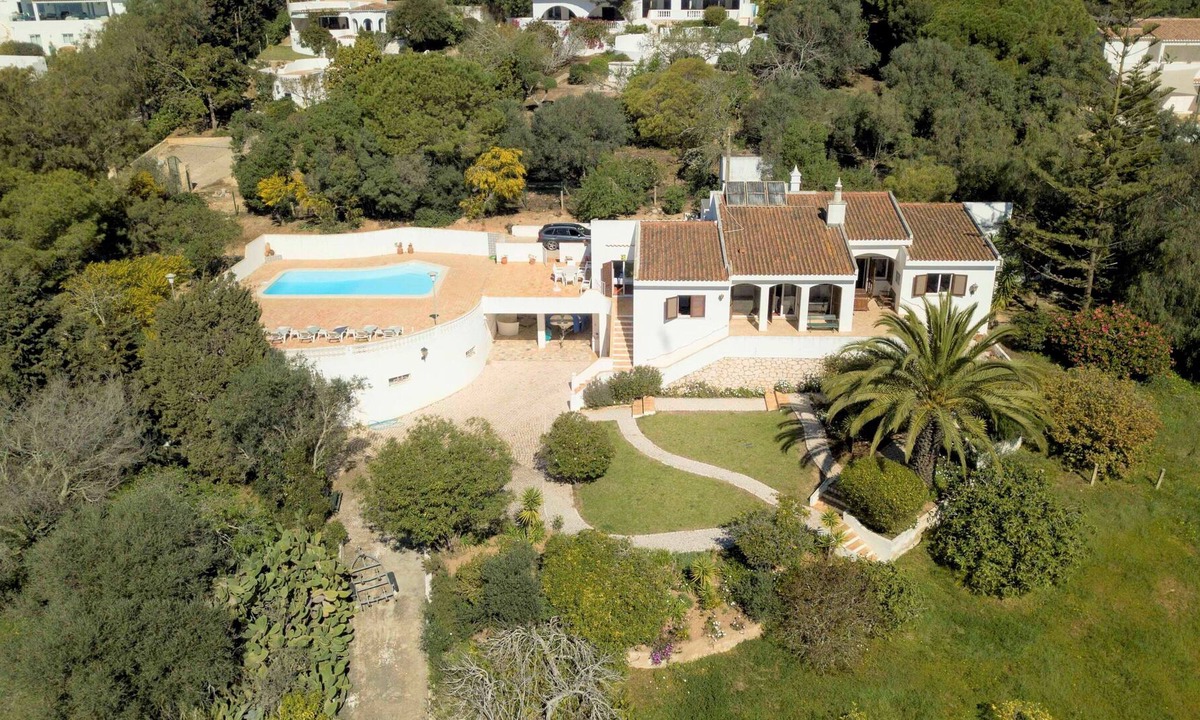Praia da Luz Cottage | Rustic villa with pool, well located and with sea view.