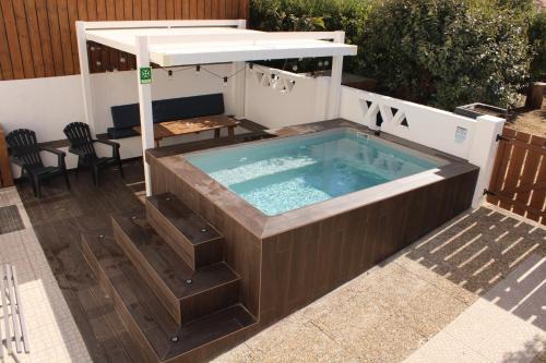 Praia de Santa Cruz Hostel | Santa, Sea & Sun