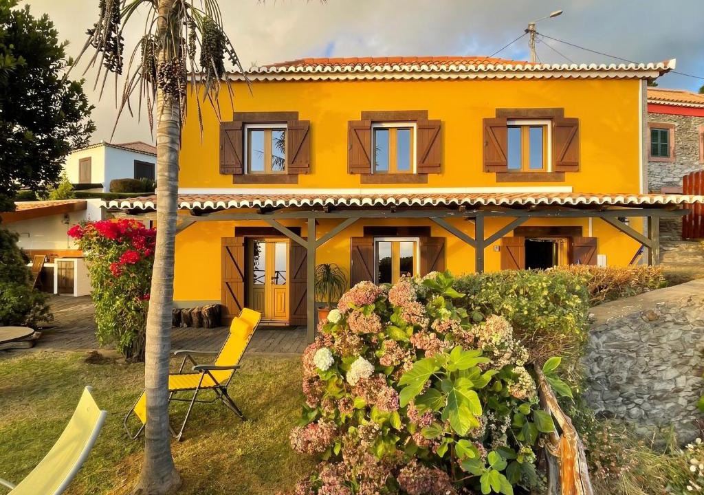 Calheta House | Sea-view house in Fajã da Ovelha with garden and terrace