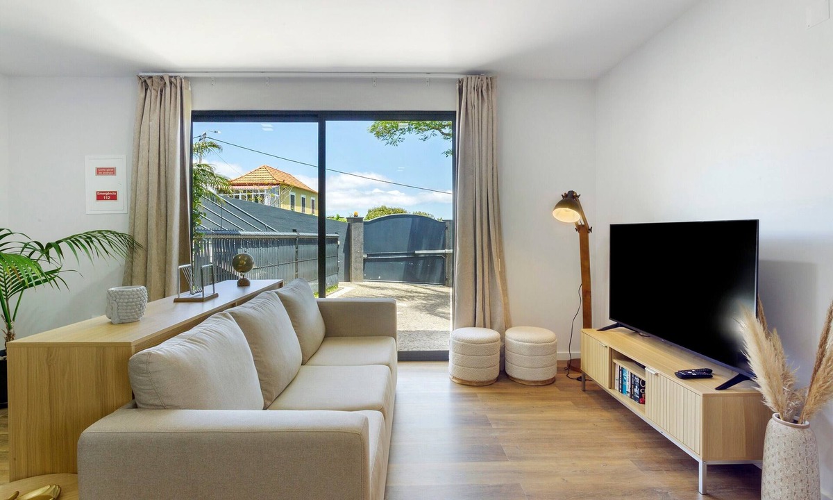 Gaula Apartment | Sea View, Modern Studio with Parking